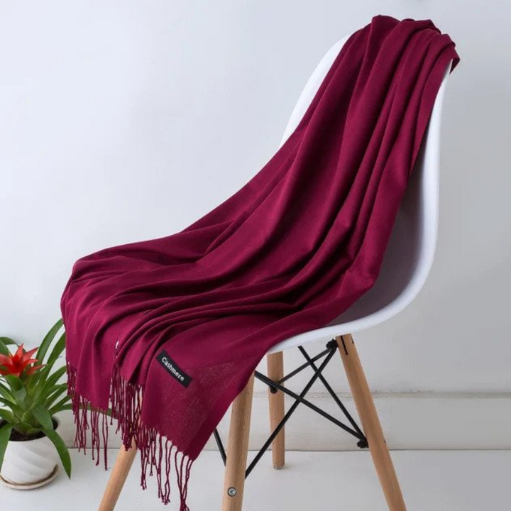 Eleganter Kaschmir-Damenschal Emilia, lang, weich und warm, perfekt für vielseitige Styling-Optionen im Winter.