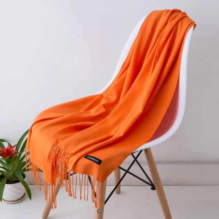Der weiche Kaschmir-Schal Emilia für Damen, lang und warm, ein zeitloses Herbst- und Winter-Accessoire.