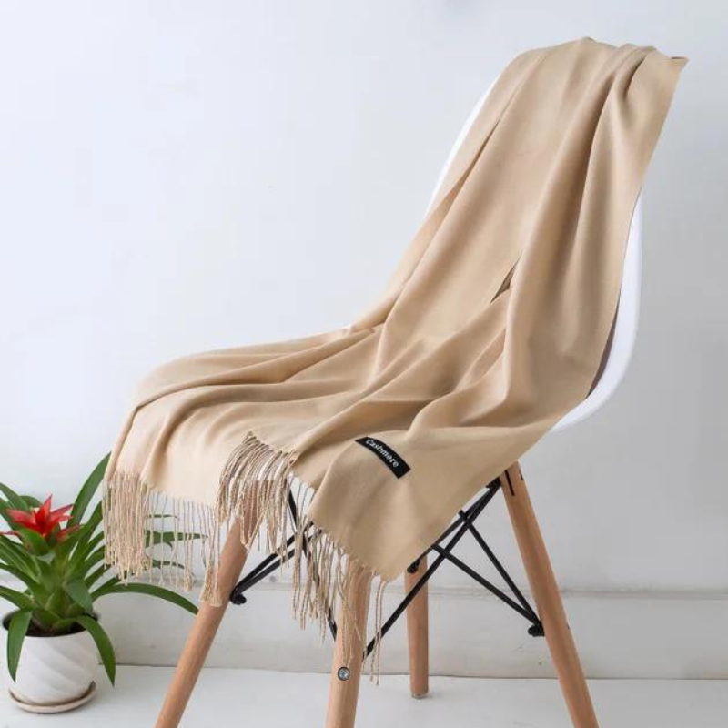 Langer, weicher Kaschmir-Damenschal Emilia in elegantem Design, perfekt für Herbst & Winter.