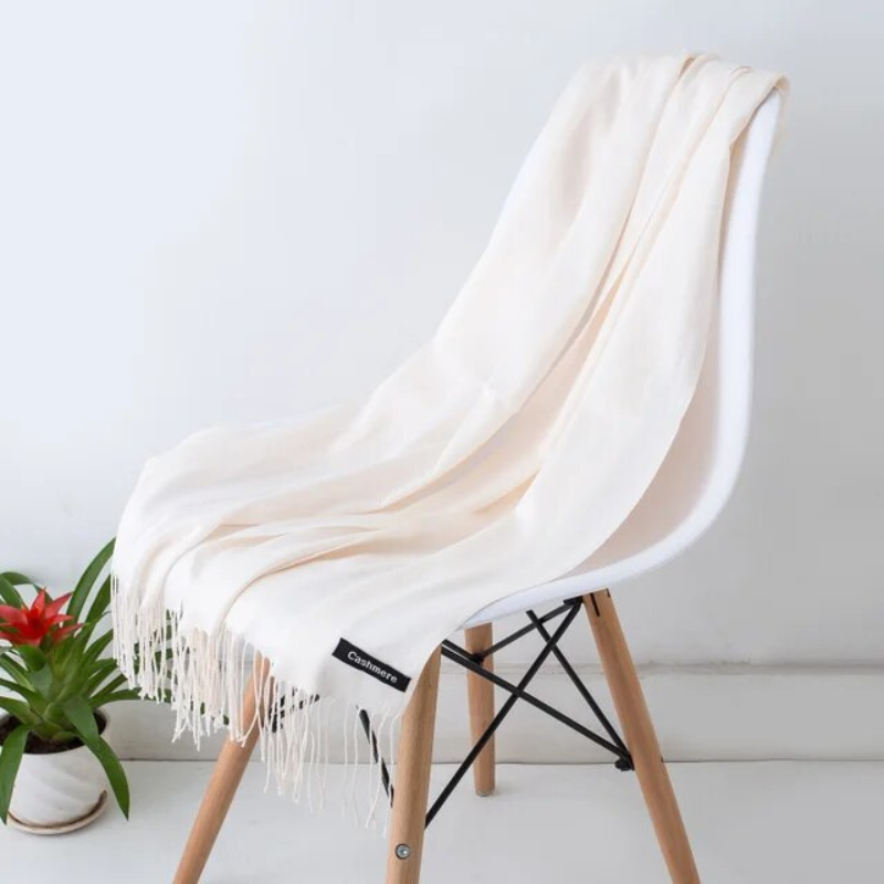 Vielseitiger Kaschmir-Damenschal Emilia, elegant drapiert, ideal als warmes Winter-Accessoire für Damen.