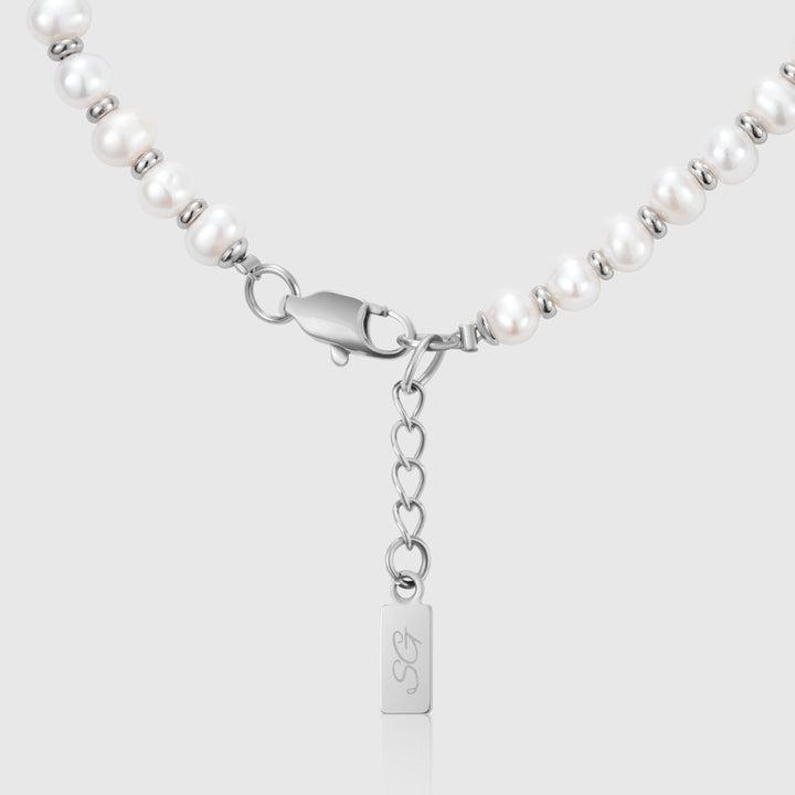 Hochwertiges Damen Perlenarmband mit Süßwasserperlen. Robustes Design und verstellbarer Edelstahlverschluss.