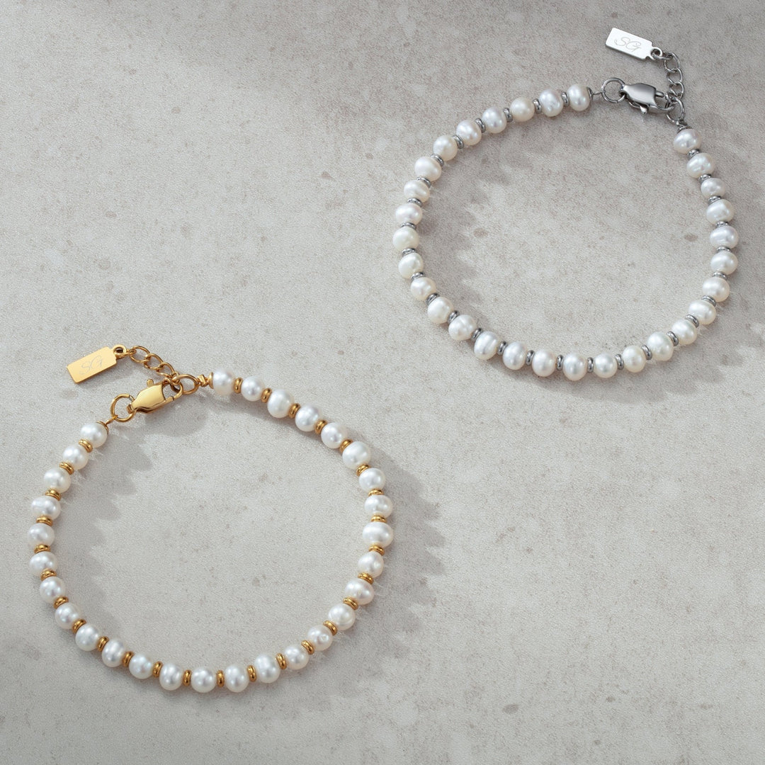 Nahaufnahme: Detailansicht der Süßwasserperlen auf dem eleganten, verstellbaren Damen Perlenarmband.