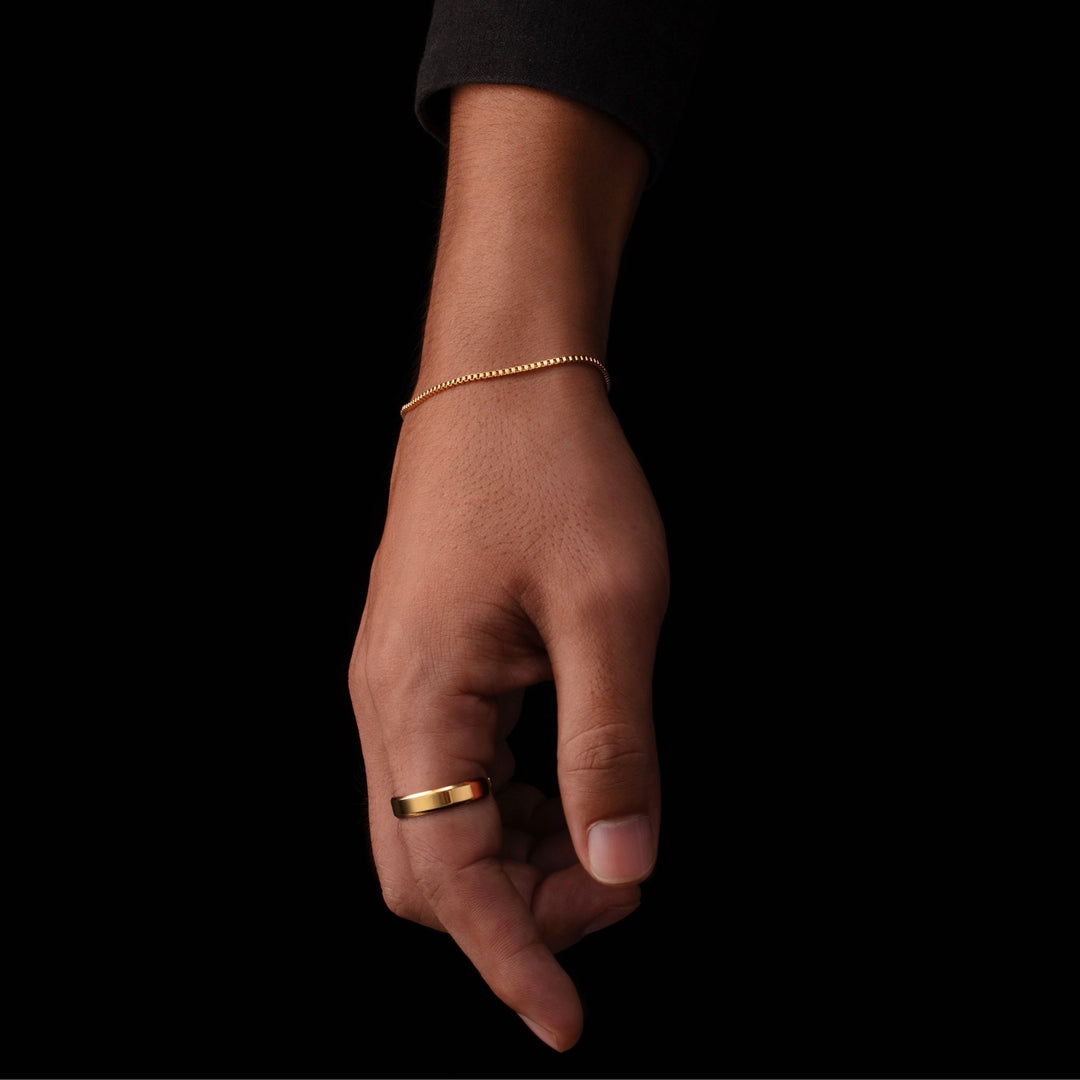 Schlichtes, elegantes Kettenarmband für Damen in Gold, perfekt für einen dezenten Schmuck-Look.
