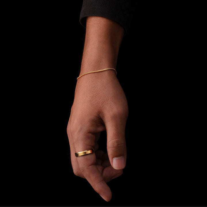 Schlichtes, elegantes Kettenarmband für Damen in Gold, perfekt für einen dezenten Schmuck-Look.