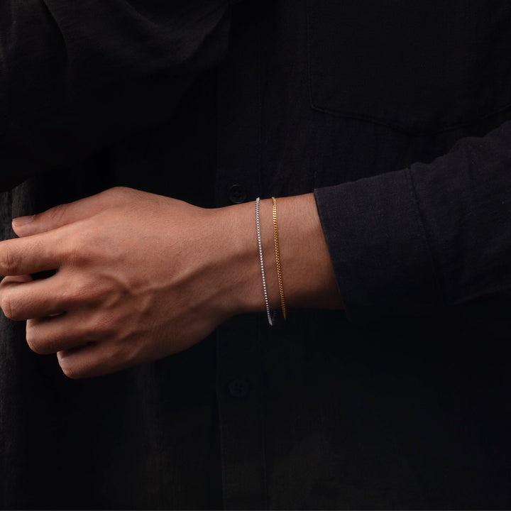 Golden Damen Armband am Handgelenk, schlicht und elegant, perfekt für den Alltag.