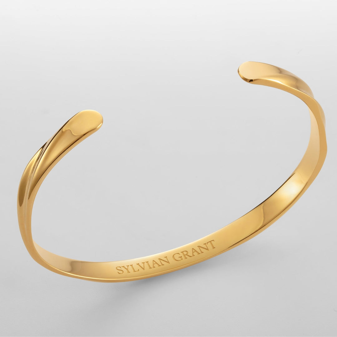 Eleganter Damen-Armreif in Gold-Optik aus Edelstahl, verstellbar, minimalistisches Schmuckstück.