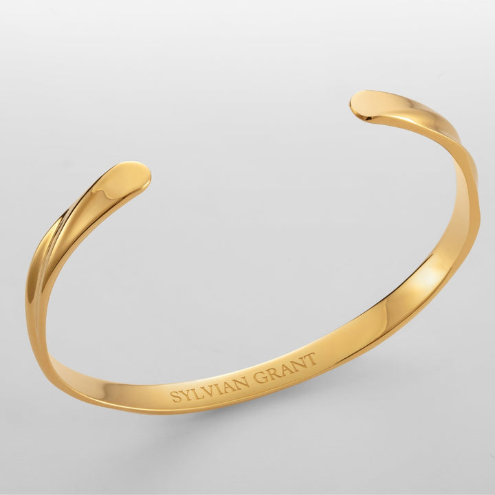 Eleganter Damen-Armreif in Gold-Optik aus Edelstahl, verstellbar, minimalistisches Schmuckstück.