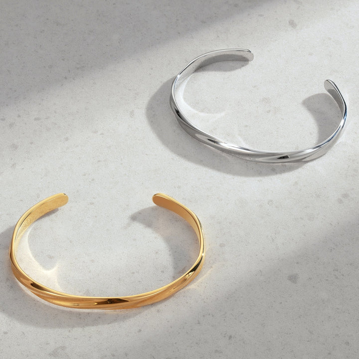 Schicker Damen-Edelstahlarmreif, verstellbar, minimalistisches Accessoire für elegante Outfits.