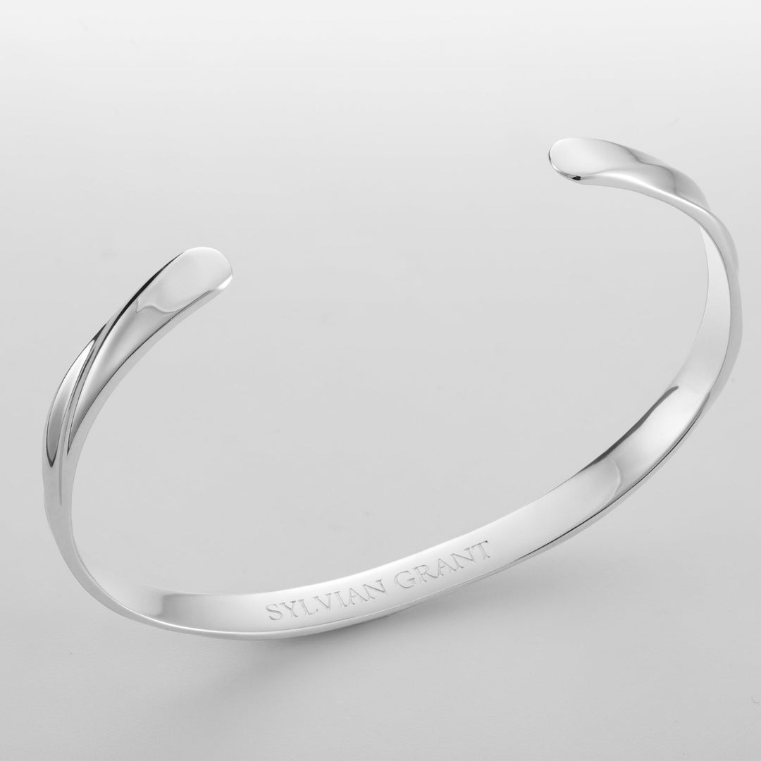 Goldfarbener Damen-Armreif aus Edelstahl, verstellbar, minimalistisch und elegant.