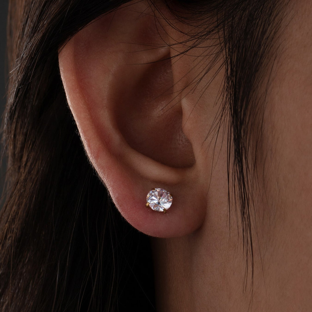 Silberne Damen Ohrstecker mit Zirkonia. Hypoallergen & wasserdicht, eleganter Edelstahl Schmuck.