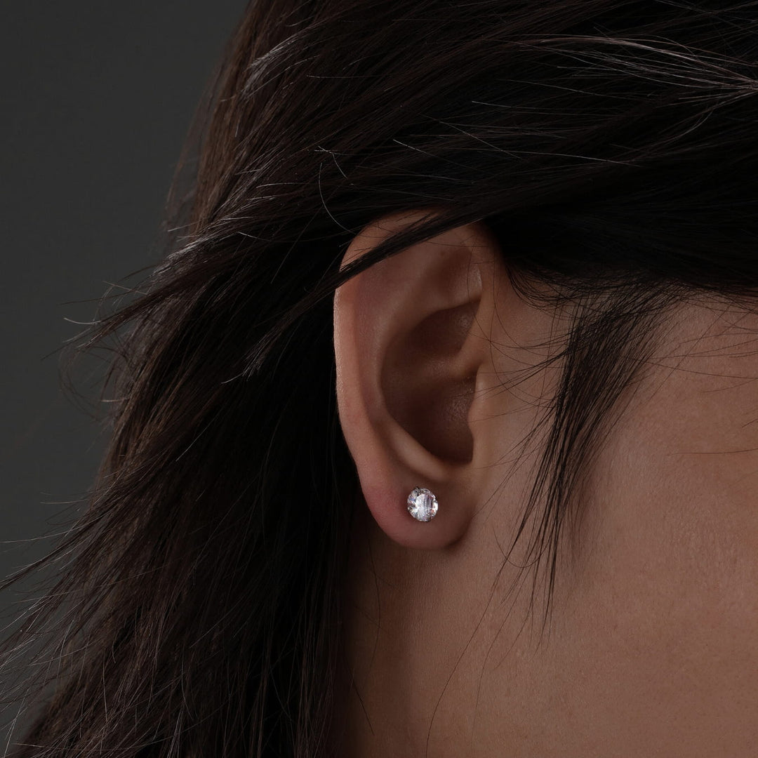 Hypoallergene Damen Ohrstecker mit Zirkonia. Wasserdichter Edelstahl Schmuck für empfindliche Ohren.