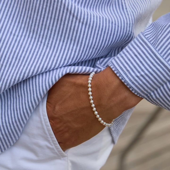 Edles Perlenarmband für Damen, ideal als Geschenk. Aus Süßwasserperlen, verstellbar und zeitlos elegant.
