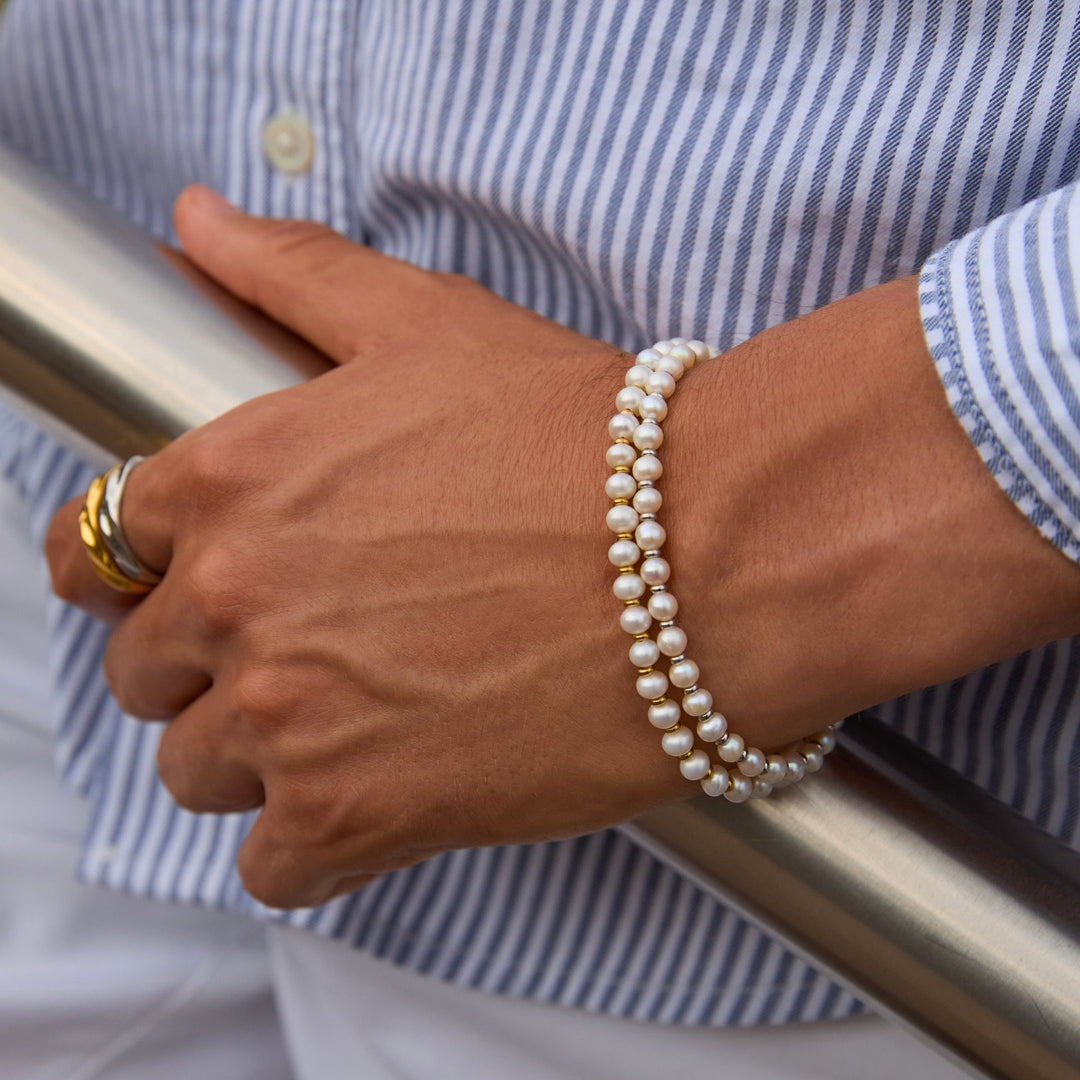 Luxuriöses Damenarmband mit Süßwasserperlen. Ein verstellbares Schmuckstück aus Edelstahl, elegant und zeitlos.
