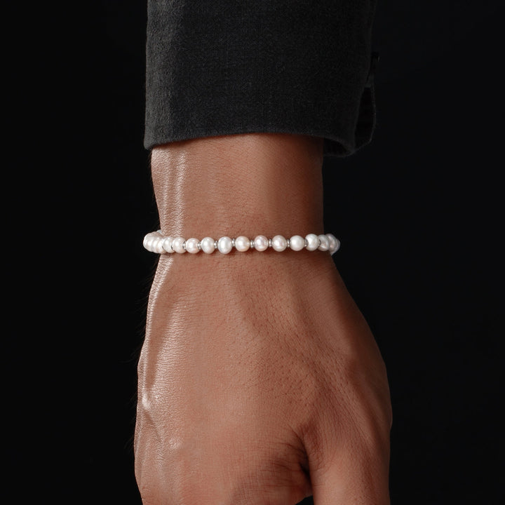 Damen Süßwasserperlenarmband am Handgelenk getragen, zeigt die verstellbare Passform und Eleganz des Schmucks.