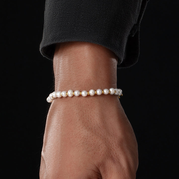 Modernes Damen Perlenarmband: Eine Kombination aus Süßwasserperlen und einem verstellbaren, eleganten Verschluss.