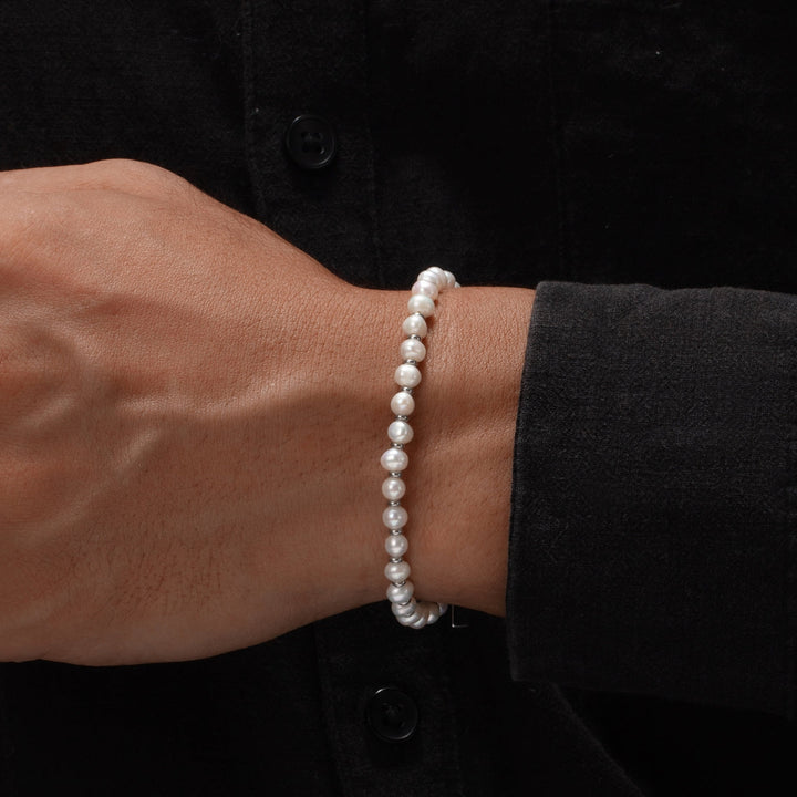 Elegantes Damenarmband mit glänzenden Süßwasserperlen und praktischem, verstellbarem Verschluss.