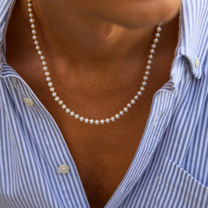 Modell trägt elegante Damen Perlenkette mit Süßwasserperlen und Edelstahl, verstellbar, klassischer Look.