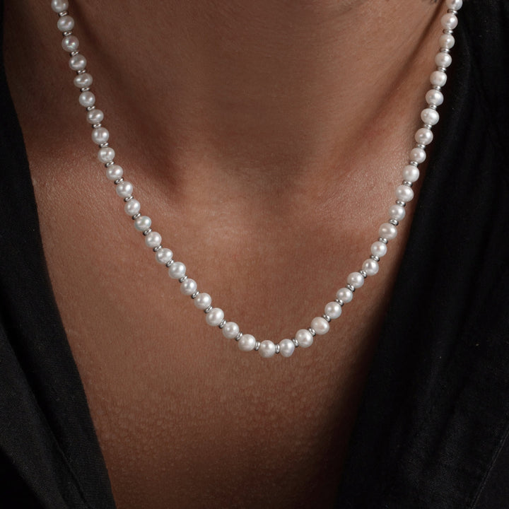 Elegante Damen Halskette aus Edelstahl mit glänzenden Süßwasserperlen, verstellbar für individuellen Stil.