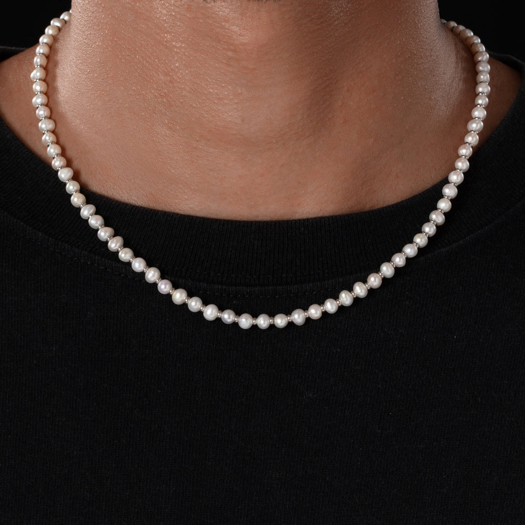 Hochwertige Damen Perlenkette aus robustem Edelstahl mit strahlenden Süßwasserperlen, verstellbar.
