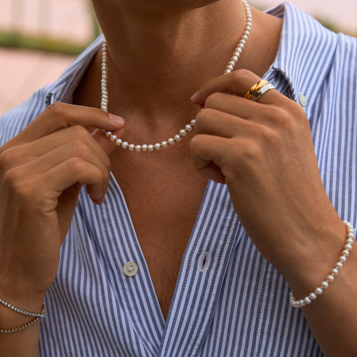 Feminine Damen Perlenkette: Süßwasserperlen, eleganter Edelstahl, verstellbare Halskette, zeitloser Schmuck-Trend.