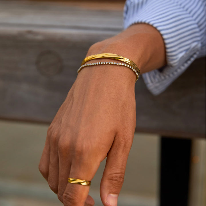 Glatter, verstellbarer Damen-Edelstahl-Armreif, elegantes Design, perfekt als Statement-Accessoire.