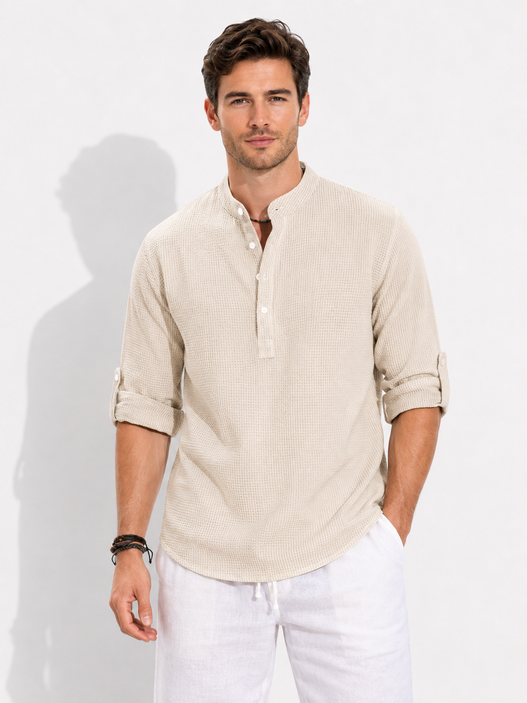 Mann trägt elegantes Langarm Poloshirt. Klassisches Herren Oberteil, perfekt für Business Casual und gehobene Freizeit.