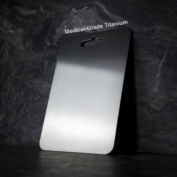 Robustes, langlebiges PureSteel Schneidebrett aus Titanium. Messerschonend und BPA-frei für die gesunde Küche.