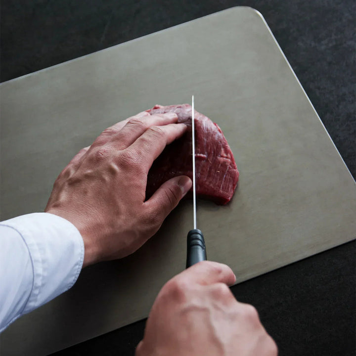 Hygienisches Titanium Schneidebrett von PureSteel für langanhaltende Frische, BPA- und mikroplastikfrei.