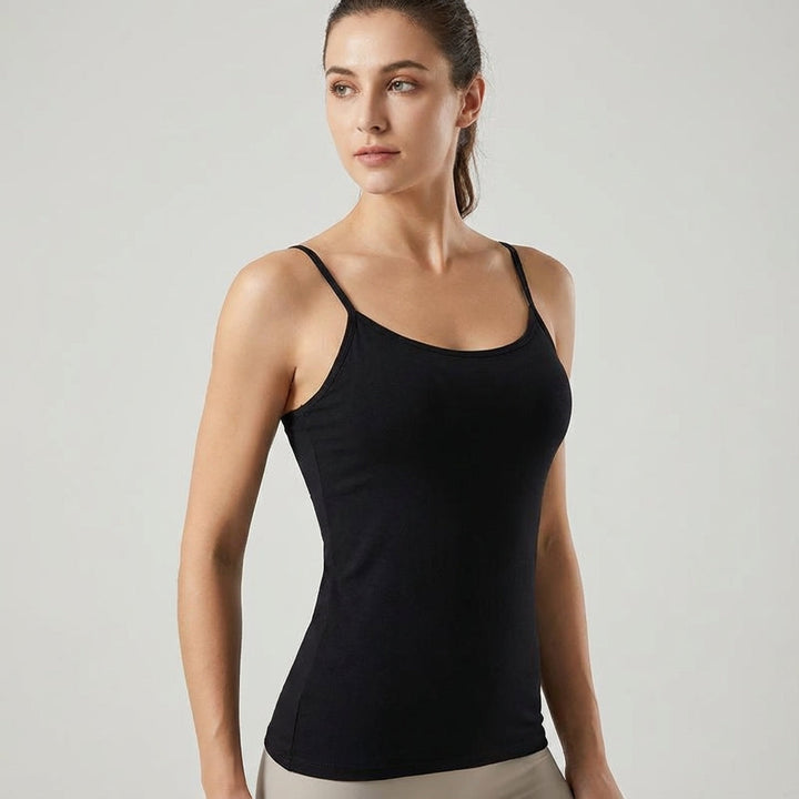 Damen Tara Tanktop mit Bustier. Das perfekte Oberteil ohne BH für ultimativen Komfort und einen entspannten Look.
