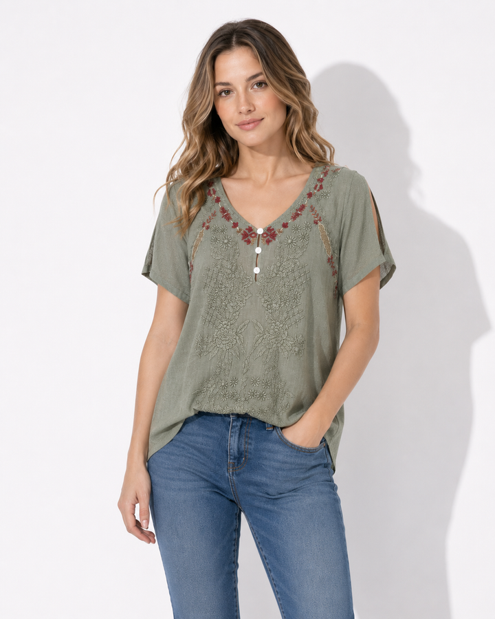 Damen Kurzarmshirt in Tannengrün mit V-Ausschnitt, elegantes Sommer Basic für Freizeitmode.