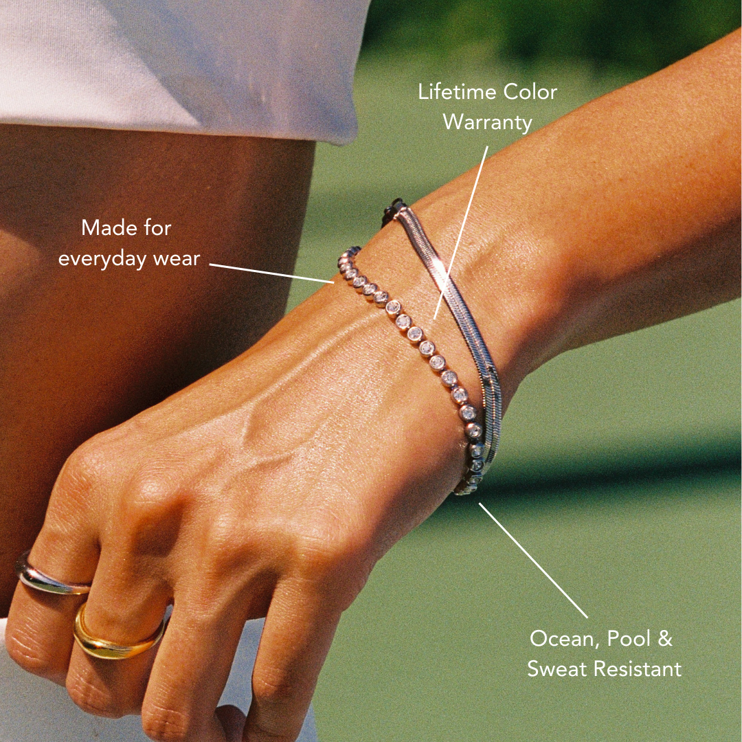 Goldfarbenes Damen Armband aus wasserfestem Edelstahl, verziert mit funkelnden Zirkonsteinen.