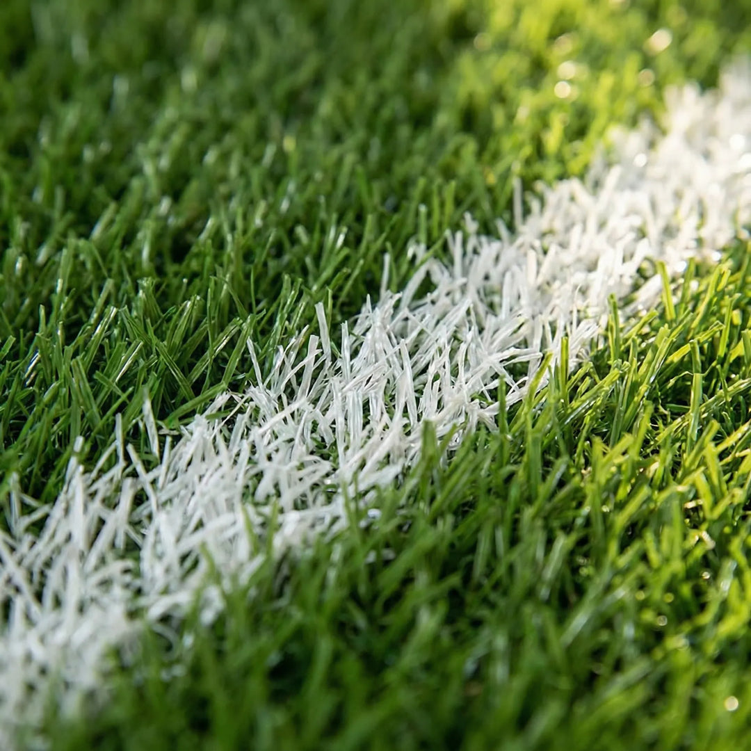 Detailaufnahme des Fußball Teppichs mit Spielfeldmarkierungen, perfekt für kleine Fußballfans.