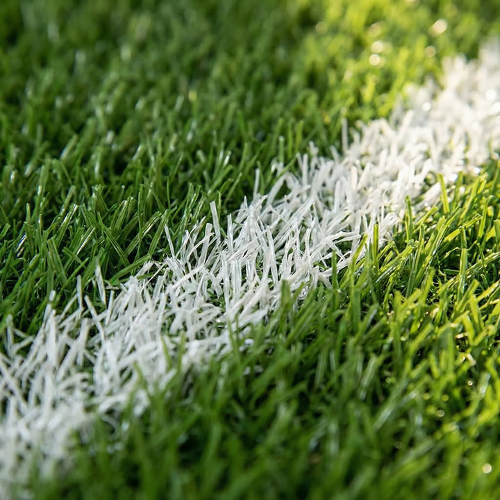 Detailaufnahme des Fußball Teppichs mit Spielfeldmarkierungen, perfekt für kleine Fußballfans.