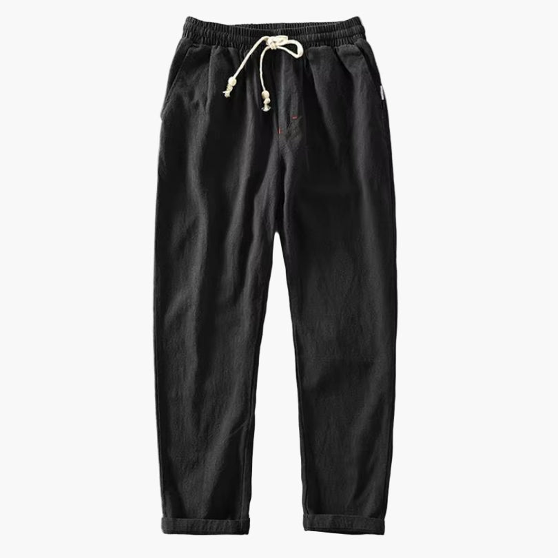 Moderner Herren Jogger in Schwarz, perfekt als bequeme Reisehose für lange Fahrten und entspannte Tage.