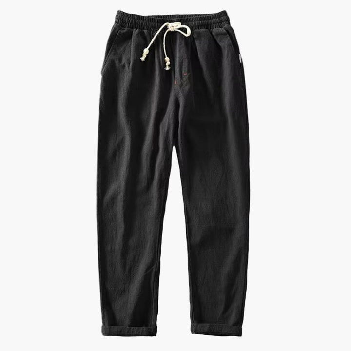 Moderner Herren Jogger in Schwarz, perfekt als bequeme Reisehose für lange Fahrten und entspannte Tage.