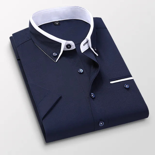 Dunkelblaues Herrenhemd, klassisch geschnitten, mit langen Ärmeln für Business oder Freizeit. Elegant & vielseitig.
