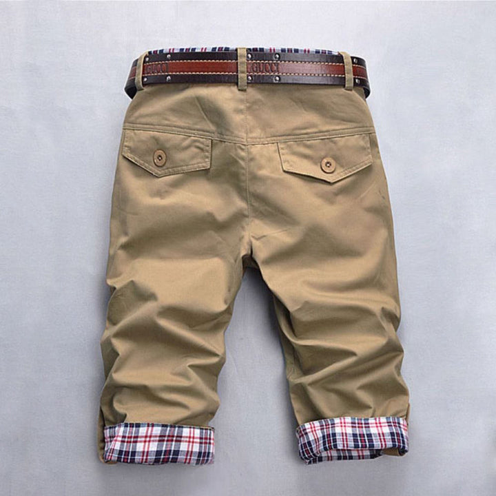 Nahaufnahme der Herren Shorts mit klassischem Karomuster, perfekter Schnitt für Freizeit & Urlaub.