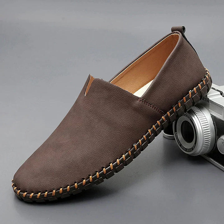 Komfortable Laufsohle der Herren Slipper, unterstreicht den stilvollen und langlebigen Charakter dieser Loafer.