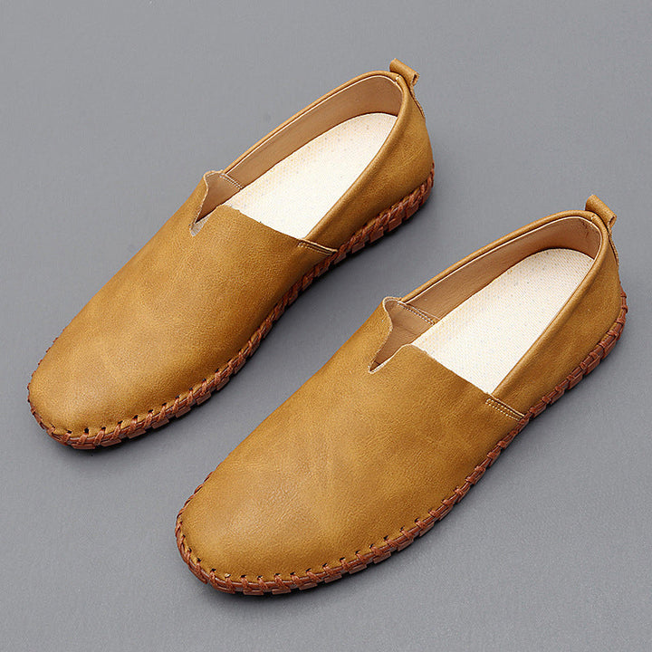 Seitenansicht der klassischen Herren Slipper, schlanker Schnitt und elegante Silhouette. Komfortschuhe.