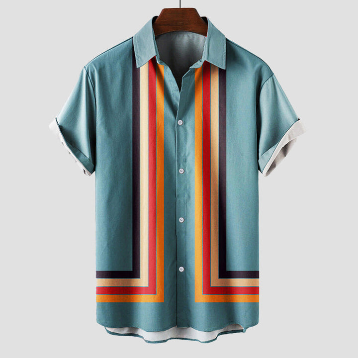 Modell präsentiert entspanntes Herren Streifenhemd, Kurzarm, Retro Stil, optimal für Freizeit & Männermode.