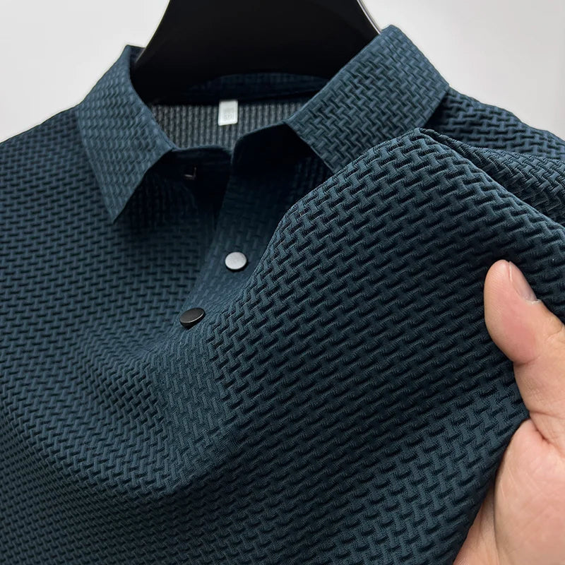 Stylisches Herren Kurzarm-Polohemd mit strukturierter Oberfläche, perfekt für einen eleganten Casual-Look.