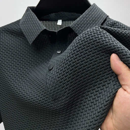 Klassisches Herren Polohemd, kurzärmlig und strukturiert, für einen zeitlosen, eleganten und casual Stil.