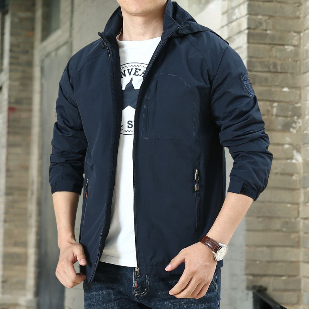 Mann trägt stilvolle Herren Windjacke, perfekt für Outdoor-Freizeit im Frühling & Herbst.