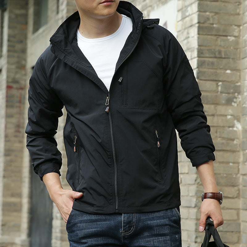 Detailansicht: winddichte Herren Übergangsjacke mit Reißverschluss & Kragen, minimalistisch & modern.