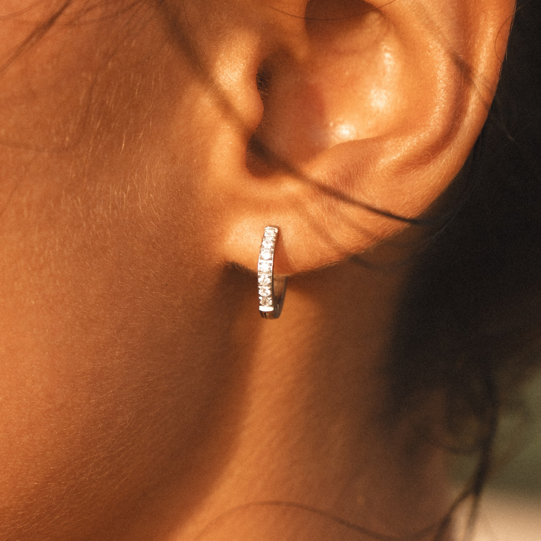 Elegante wasserfeste Damen Mini Creolen in Silber, mit strahlenden Zirkonia Steinen verziert. Zeitloser Schmuck.