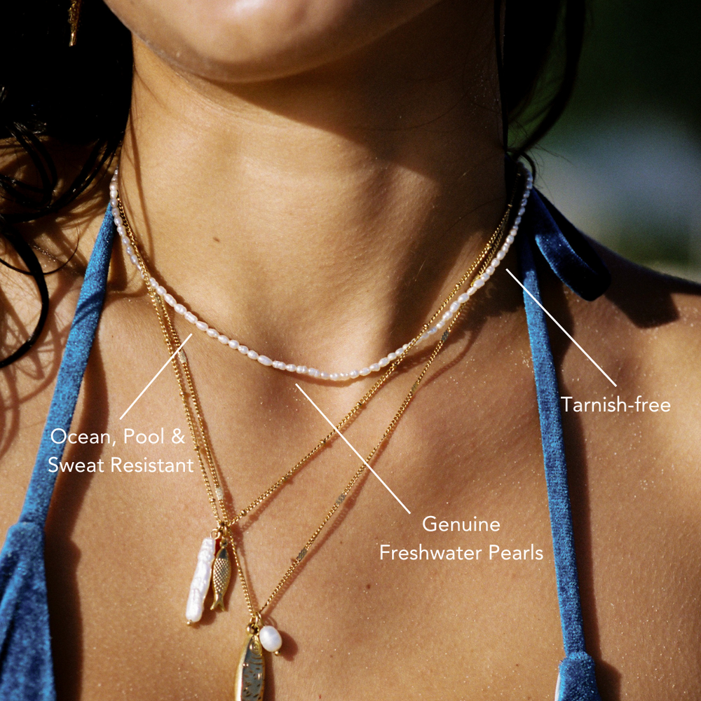 Zeitlose Goldkette mit echten Süßwasserperlen als Choker. Wasserdichter & hypoallergener Damenschmuck.