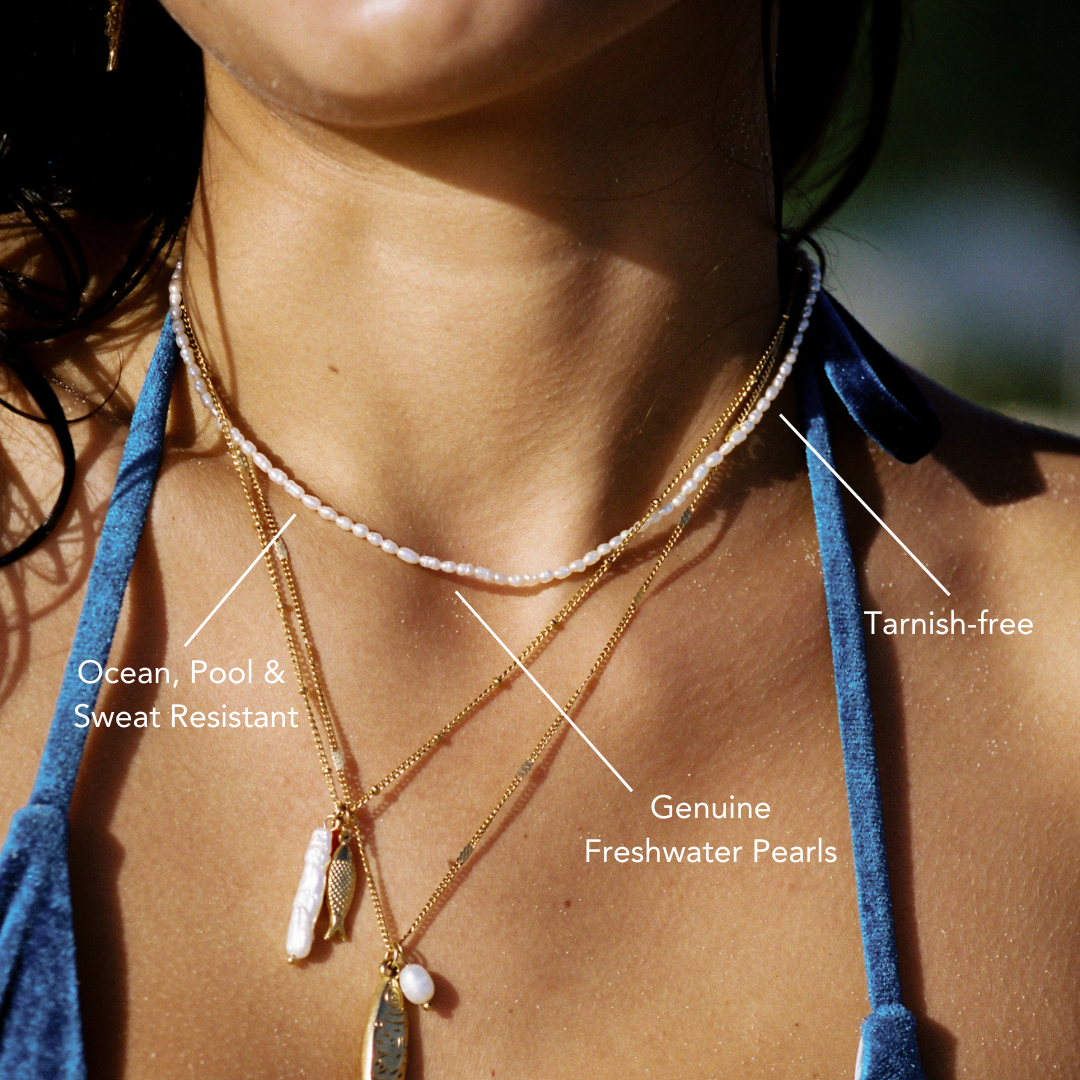 Zeitlose Goldkette mit echten Süßwasserperlen als Choker. Wasserdichter & hypoallergener Damenschmuck.
