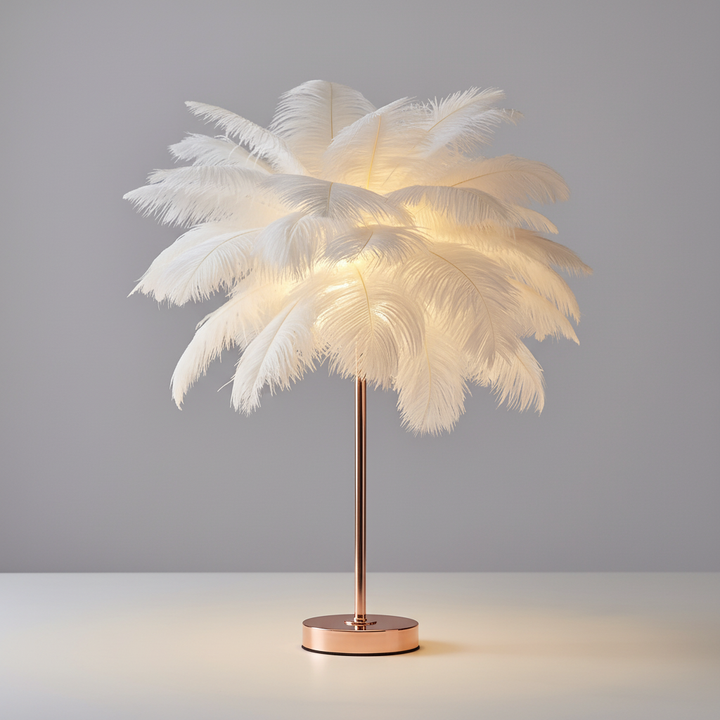 Detailaufnahme: Flauschige Feder-Tischlampe Roségold. Elegante Nachttischlampe für romantische Stimmung im Schlafzimmer.