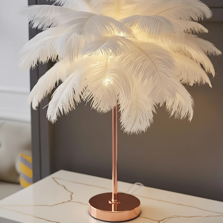 Moderne Feder-Tischlampe Roségold auf Nachttisch; USB-betrieben. Luxuriöse Dekolampe für stilvolles Ambiente im Schlafzimmer.