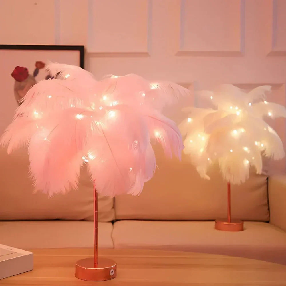 Edle roségoldene Federlampe mit USB-Anschluss. Dimmbare Tischlampe als stimmungsvolle Luxusdeko im Wohnzimmer.